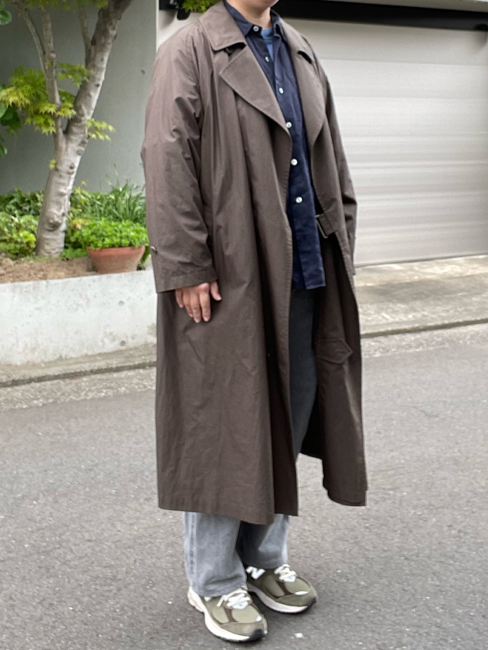 「お出かけコーデ、CIOTA、タイロッケンコート、ワイドテーパードデニム、Porter Classic、ロールアップシャツ、loopwheeler、Tシャツ、New Balance、2002R」｜「CIOTAのCIOTA / シオタ：インディゴ スビンコットン 13,5oz ワイドテーパードデニム：NPTM-6RF-LGR[STD]（デニムパンツ、グレー系）」を使った、SPADE25さん（レディース・167cm）の春コーディネートの2枚目の写真