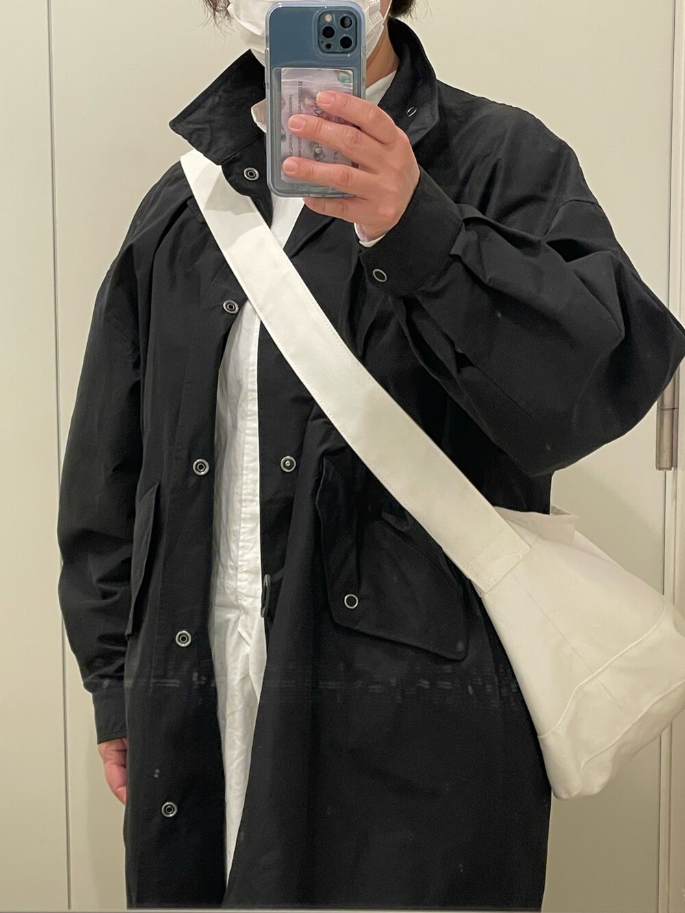 「休日スタイル、春コーデ、キレイめカジュアル、MARKAWARE、モッズコート、M-65、ウールパンツ、COMOLI、バンドカラーシャツ、YAECA、メッセンジャーバッグ、Paraboot、チロリアンシューズ」｜「markaのmarka / マーカ：MODS COAT - organic cotton × bratac silk taffeta -：M23A-03CO01C[COR]（モッズコート、ブラック系）」を使った、SPADE25さん（レディース・167cm）の春コーディネートの5枚目の写真