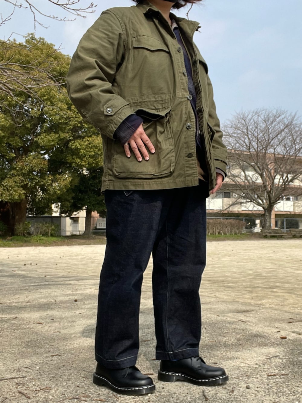 「春コーデ、marka、ミリタリージャケット、ancellm、シャツジャケット、Porter Classic、サーマルカットソー、blurhms、ベルテッドデニム、Dr.Martens、3ホール、post production、グローブ」｜「POST PRODUCTIONのアイテム（手袋、ブラック系）」を使った、SPADE25さん（レディース・167cm）の春コーディネートの3枚目の写真