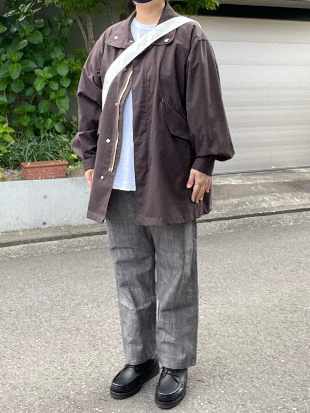 「オトナカジュアル、春コーデ、MARKAWARE、ショートモッズ、alvana、フットボールTシャツ、POST O’ALLS、ペインターパンツ、YAECA、メッセンジャーバッグ、Paraboot、チロリアンシューズ、ブラウン×グレー」｜「markawareのアイテム（モッズコート、ブラウン系）」を使った、SPADE25さん（レディース・167cm）の春コーディネートの2枚目の写真