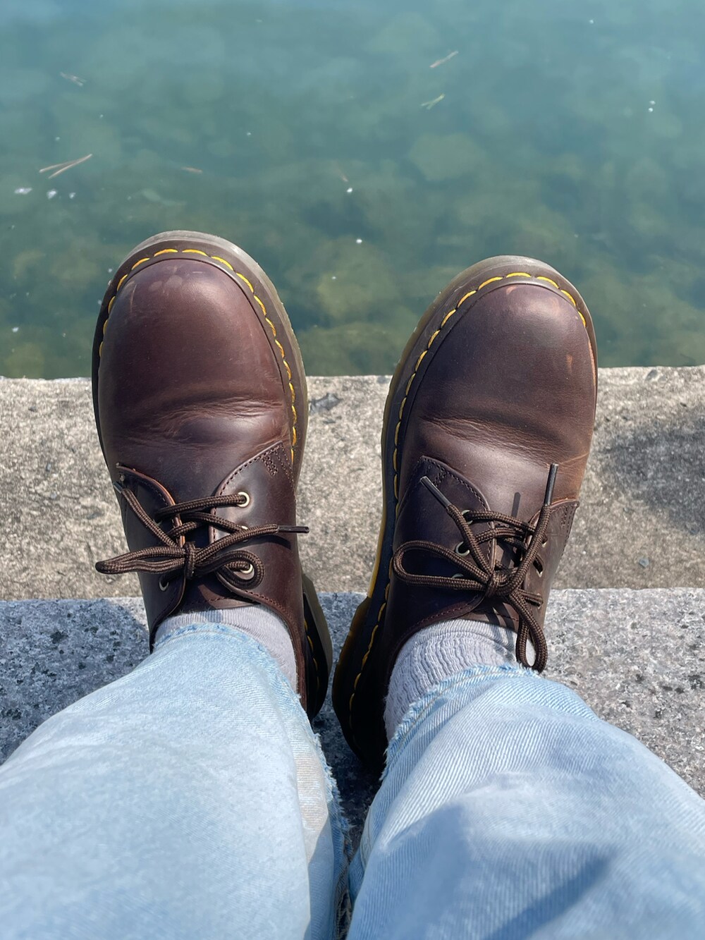 「春コーデ、marka、モッズコート、loopwheeler、スウェット、ancellm、ダメージデニムパンツ、Dr.Martens、3ホール、CAMPER、レザーバッグ、mayumimurasawa、リング」｜「ancellmのアイテム（デニムパンツ、ブルー系）」を使った、SPADE25さん（レディース・167cm）の春コーディネートの4枚目の写真