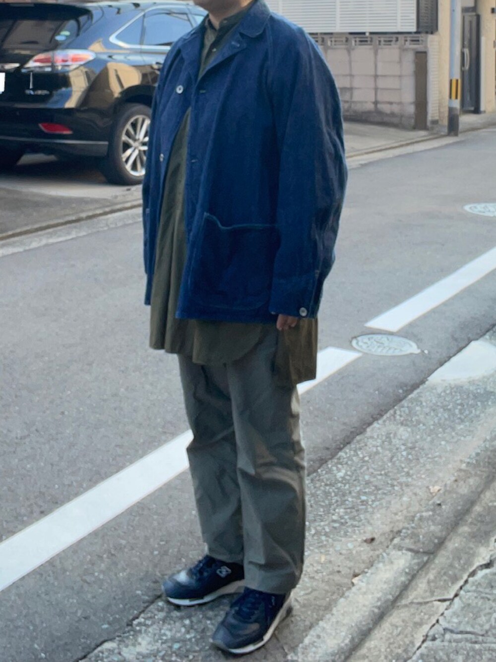 グリーン系のシャツ/ブラウス、ブルー系のデニムジャケット、グリーン系のカーゴパンツを着用したレディースの秋コーディネートの2枚目の写真