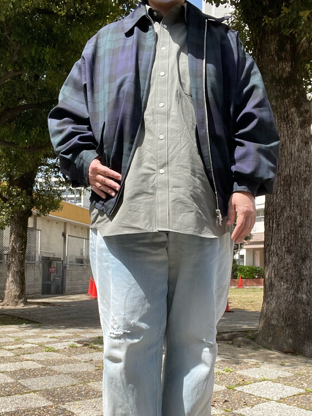 「春コーデ、MARKAWARE、スポーツジャケット、rakines、シャツ、ancellm、ダメージデニムパンツ、Dr.Martens、3ホール」｜「ancellmのアイテム（デニムパンツ、ブルー系）」を使った、SPADE25さん（レディース・167cm）の春コーディネートの3枚目の写真