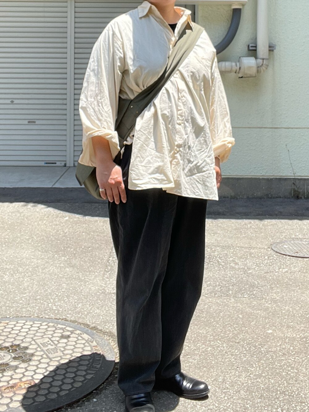 ブラック系のその他パンツ、ブラック系のブーツ、イエロー系のシャツ/ブラウスを着用したレディースの夏コーディネートの3枚目の写真