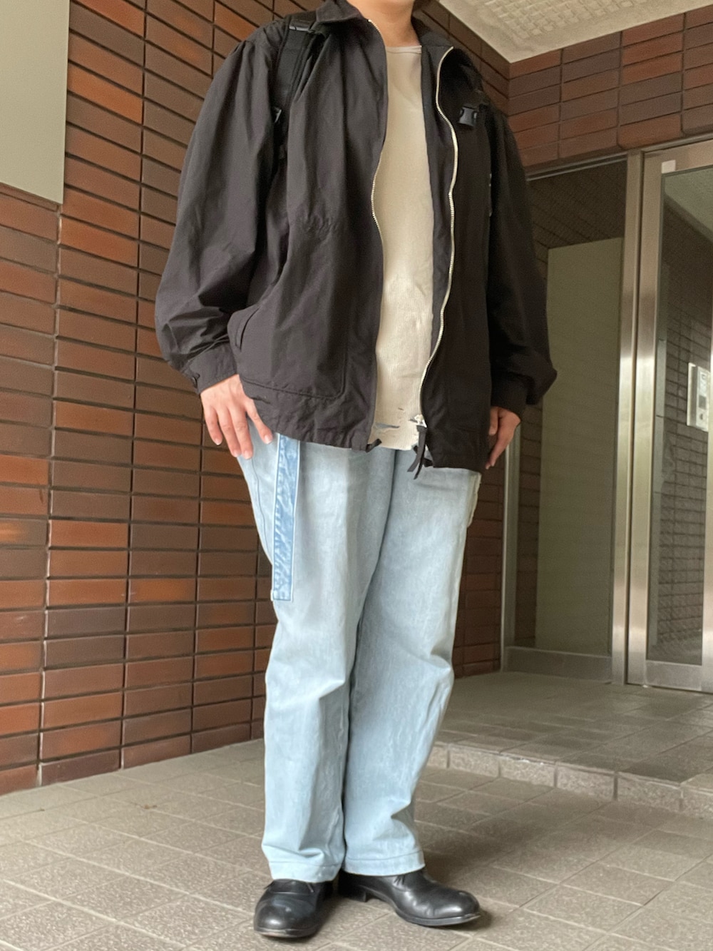 「春コーデ、Porter Classic、ジップジャケット、ancellm、ダメージカットソー、SEEALL、CIOTA、ベルテッドデニム、PETROSOLAUM、レザーシューズ」｜「SEEALLのSEEALL×CIOTA（デニムパンツ、ブルー系）」を使った、SPADE25さん（レディース・167cm）の春コーディネートの2枚目の写真