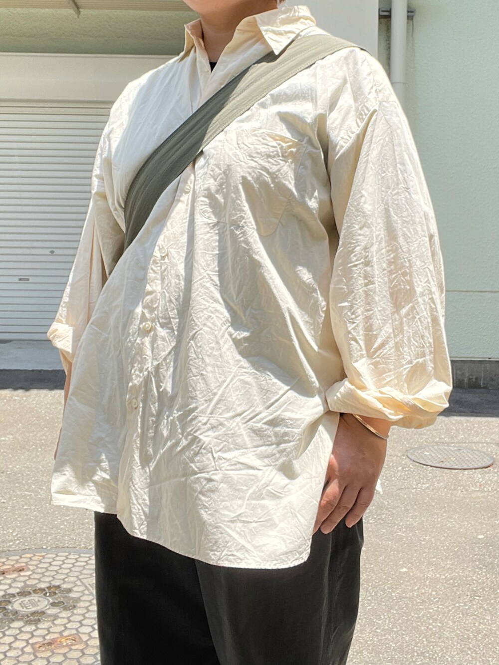 ブラック系のその他パンツ、ブラック系のブーツ、イエロー系のシャツ/ブラウスを着用したレディースの夏コーディネートの2枚目の写真