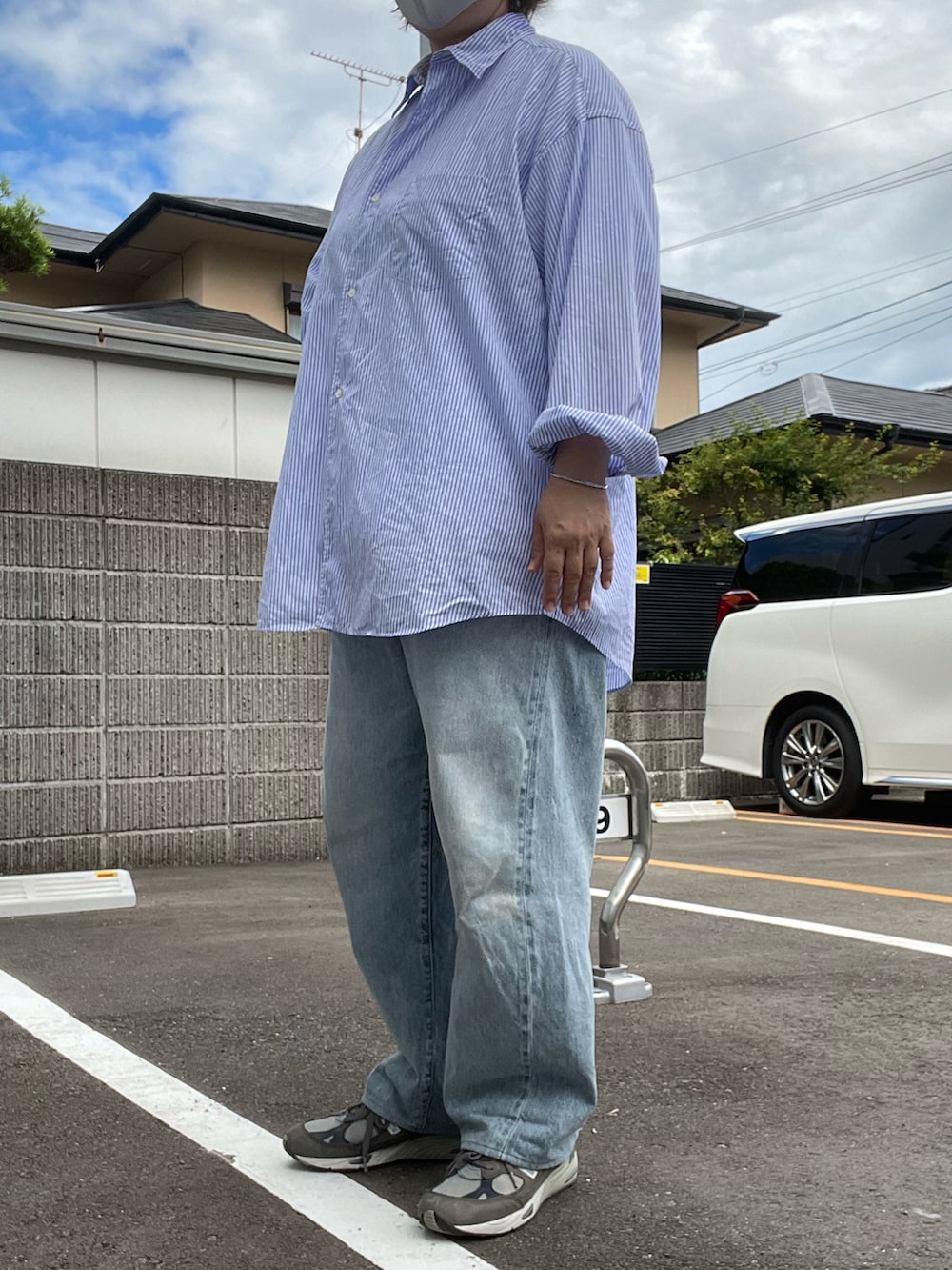 「夏コーデ、graphpaper、オーバーサイズシャツ、ストライプシャツ、ATON、白Tシャツ、COMOLI、ブリーチデニム、Adawat’n Tuareg、バングル、New Balance、991」｜「COMOLIのアイテム（デニムパンツ、ブルー系）」を使った、SPADE25さん（レディース・167cm）の夏コーディネートの3枚目の写真
