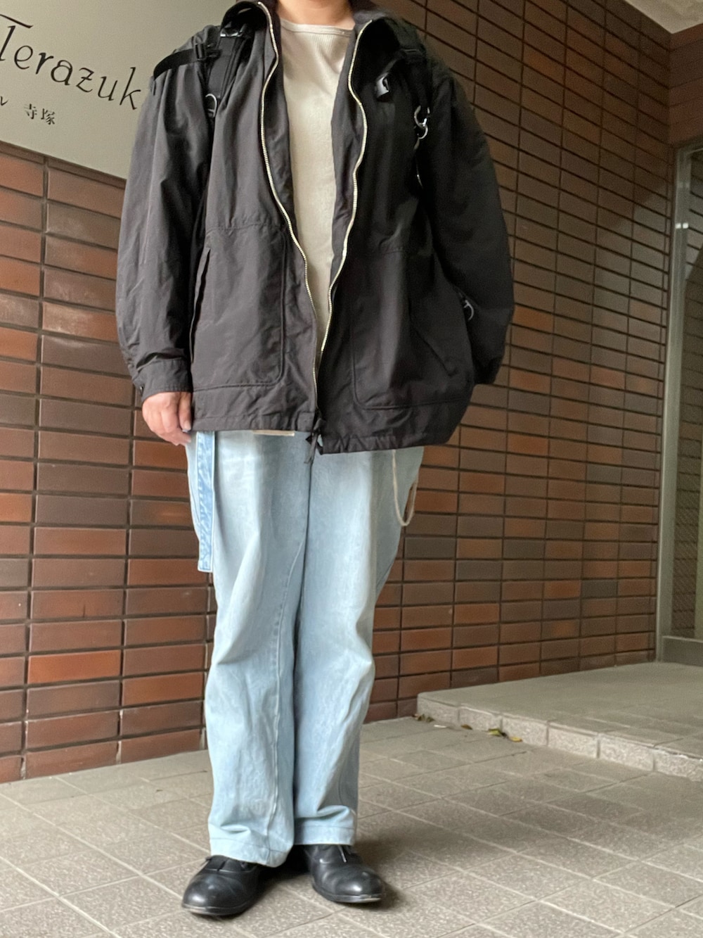 「春コーデ、Porter Classic、ジップジャケット、ancellm、ダメージカットソー、SEEALL、CIOTA、ベルテッドデニム、PETROSOLAUM、レザーシューズ」｜「SEEALLのSEEALL×CIOTA（デニムパンツ、ブルー系）」を使った、SPADE25さん（レディース・167cm）の春コーディネートの3枚目の写真