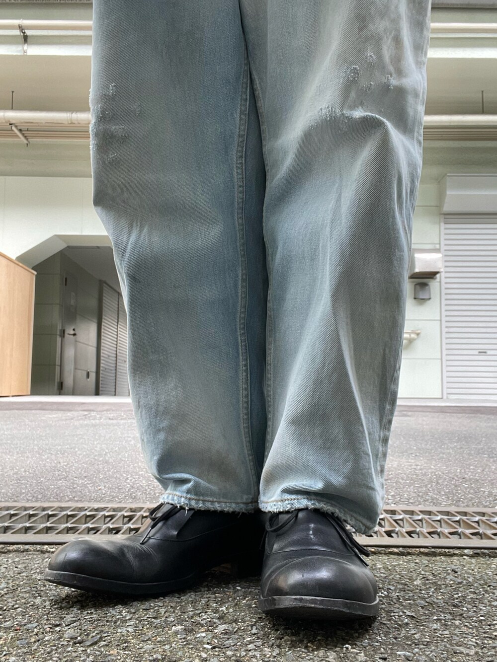 「冬コーデ、Porter Classic、カバーオール、ancellm、ダメージスウェット、ダメージデニムパンツ、PETROSOLAUM、レザーシューズ、mittan、マフラー、Hender Scheme、キーリング」｜「ancellmのアイテム（デニムパンツ、ブルー系）」を使った、SPADE25さん（レディース・167cm）の冬コーディネートの5枚目の写真