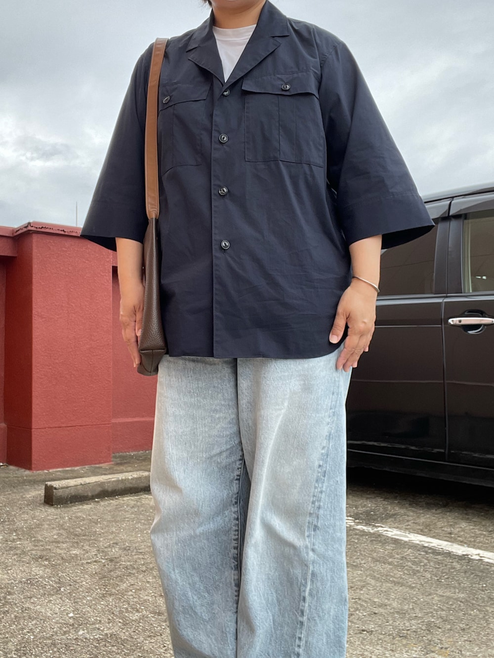「このスタイルがお気に入り、初夏コーデ、rakines、七分袖シャツ、ATON、Tシャツ、COMOLI、ブリーチデニム、Hender Scheme、レザーショルダーバッグ、New Balance、991、Adawat’n Tuareg、バングル」｜「COMOLIのアイテム（デニムパンツ、ブルー系）」を使った、SPADE25さん（レディース・167cm）の夏コーディネートの4枚目の写真