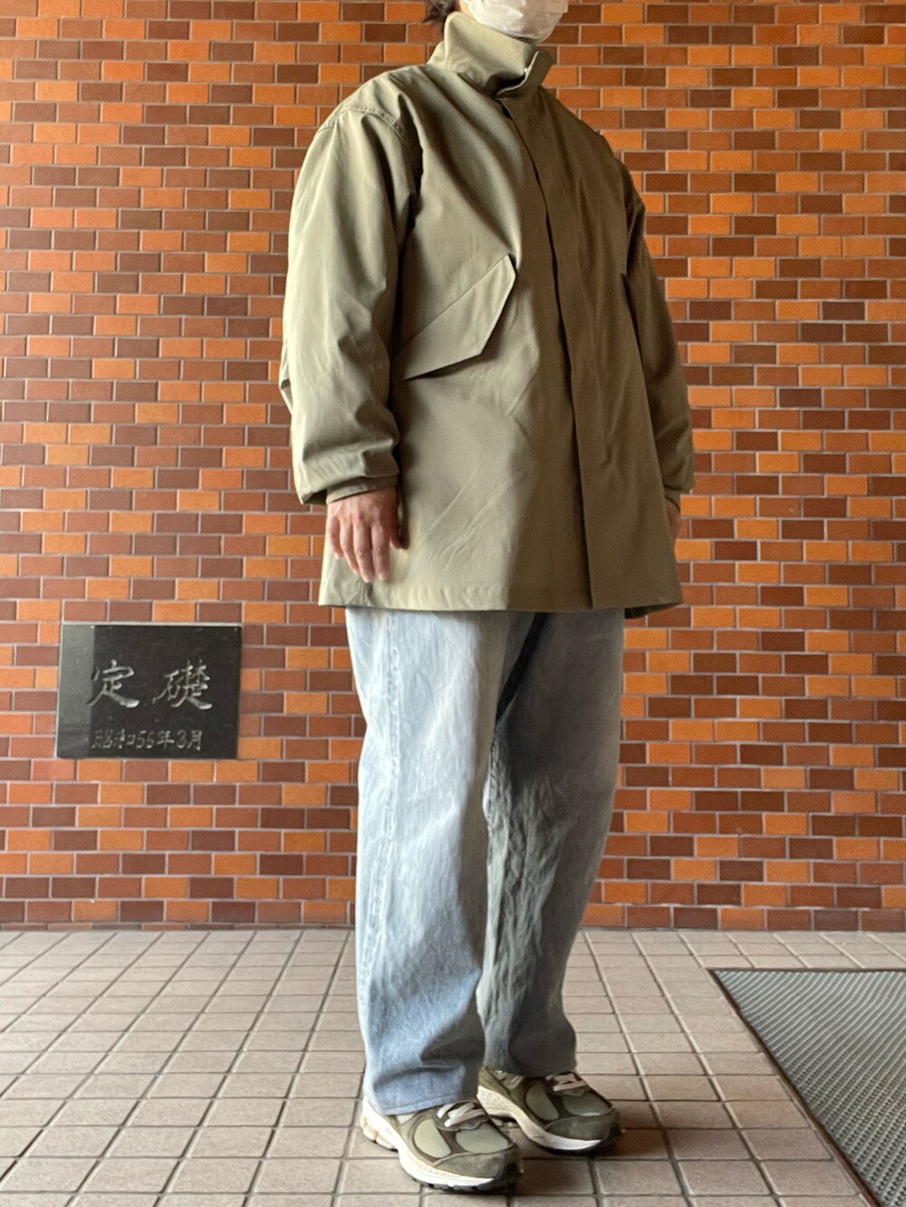 「オトナカジュアル、春コーデ、カーキコーデ、MARKAWARE、ショートモッズ、Porter Classic、ロールアップシャツ、ギンガムチェック、COMOLI、ブリーチデニム、New Balance、2002R」｜「markawareのアイテム（モッズコート、グリーン系）」を使った、SPADE25さん（レディース・167cm）の春コーディネートの3枚目の写真