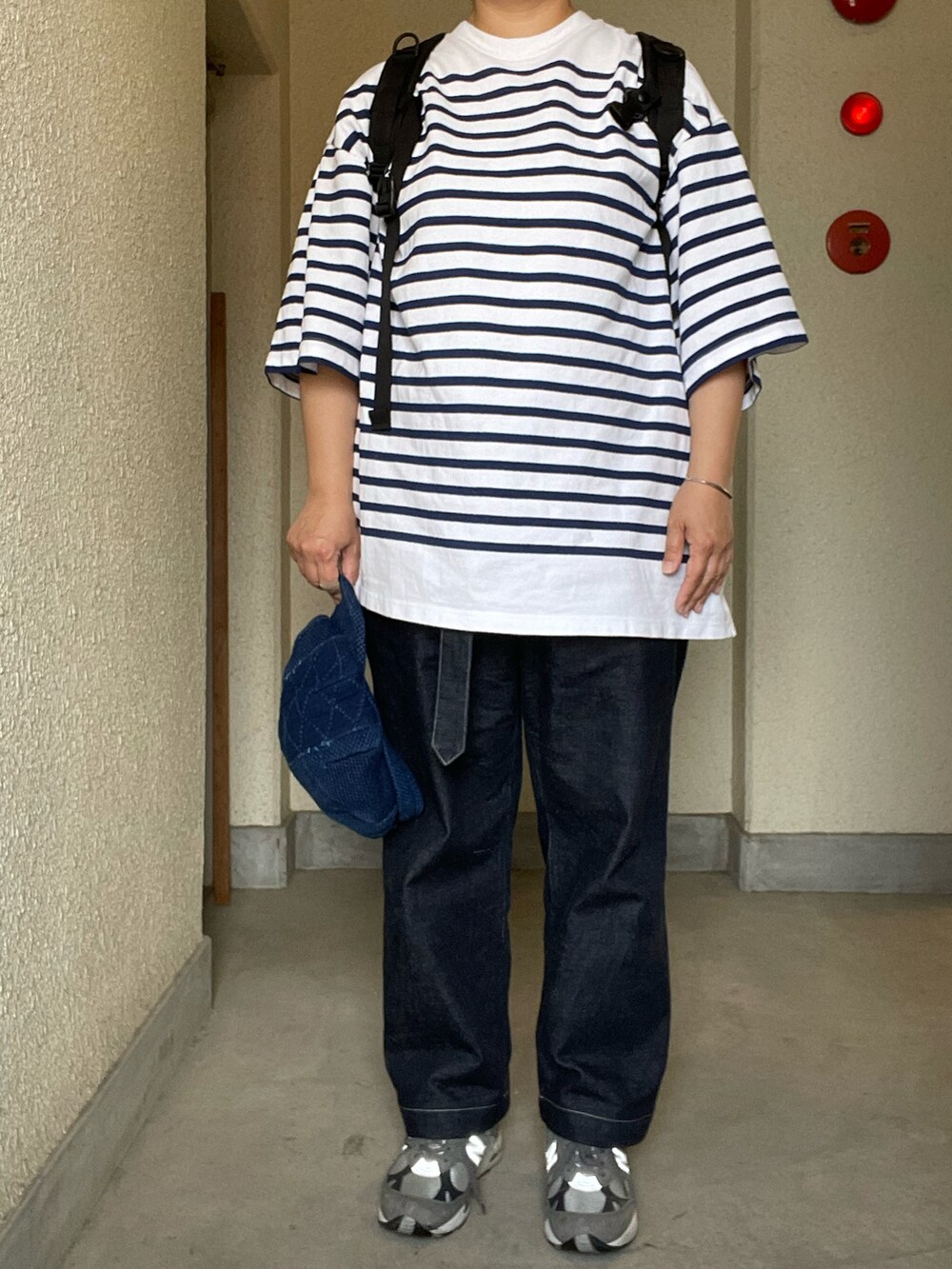 「nanamica、ナイロンパーカー、blurhmsROOTSTOCK、バスクシャツ、ベルテッドデニム、Porter Classic、キャスケット、New Balance、991」｜「blurhmsの【blurhms / ブラームス】12.9oz Denim Long Belted Pants（デニムパンツ、ブルー系）」を使った、SPADE25さん（レディース・167cm）の夏コーディネートの3枚目の写真