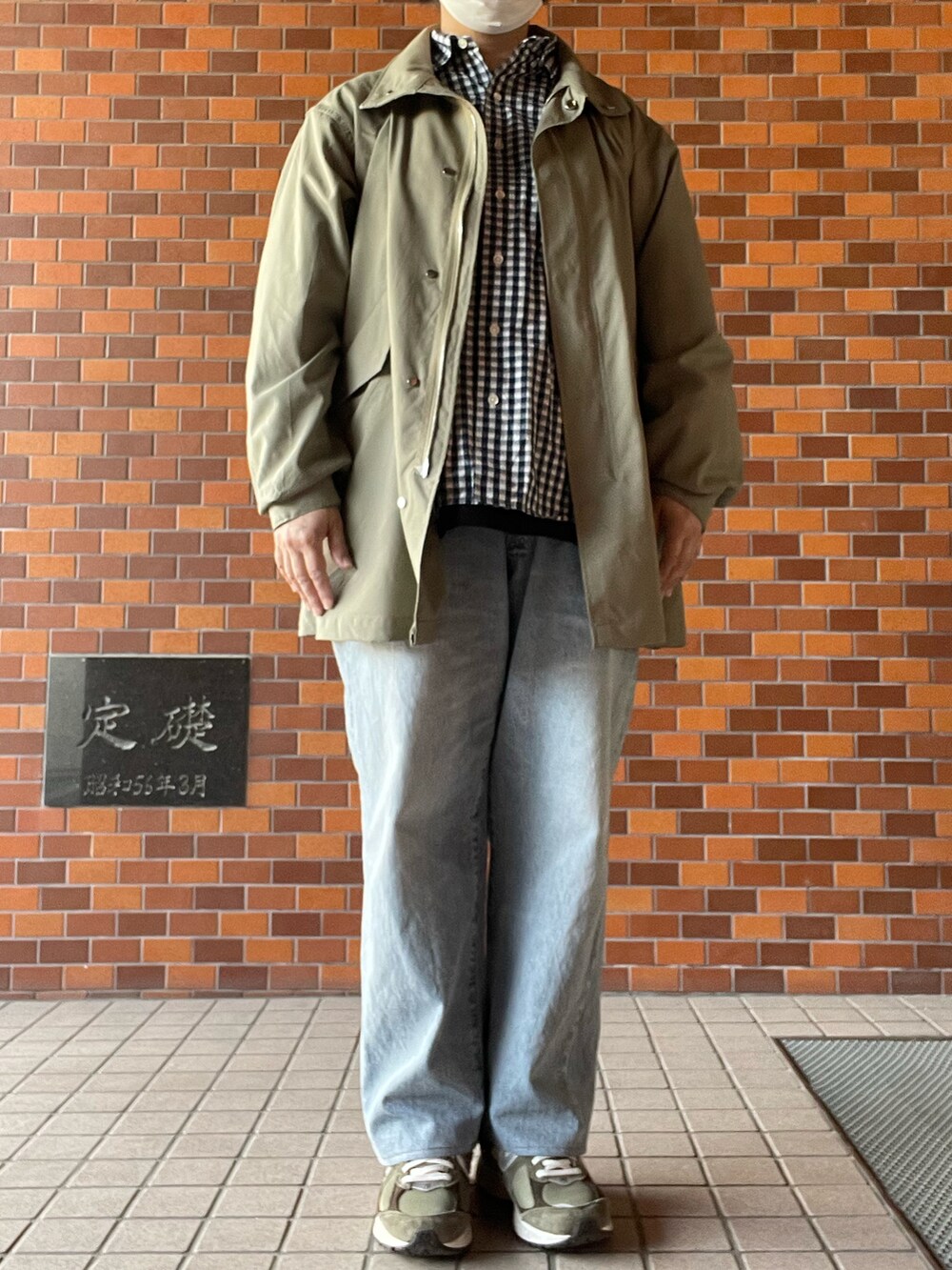 「オトナカジュアル、春コーデ、カーキコーデ、MARKAWARE、ショートモッズ、Porter Classic、ロールアップシャツ、ギンガムチェック、COMOLI、ブリーチデニム、New Balance、2002R」｜「markawareのアイテム（モッズコート、グリーン系）」を使った、SPADE25さん（レディース・167cm）の春コーディネートの2枚目の写真