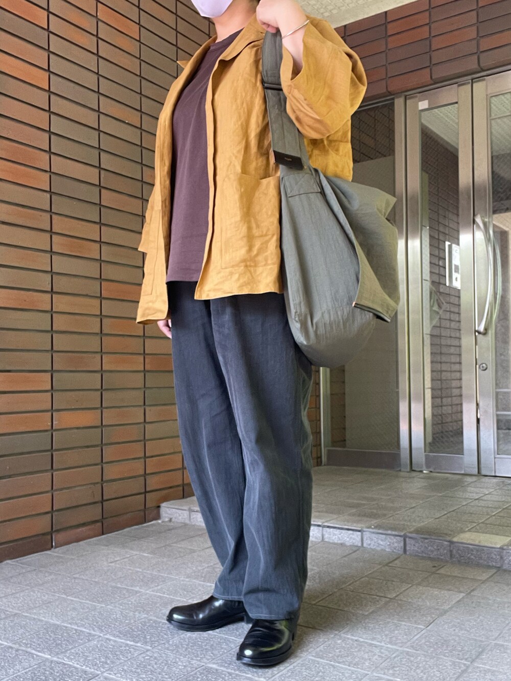 イエロー系のシャツ/ブラウスを着用したレディースの夏コーディネートの3枚目の写真