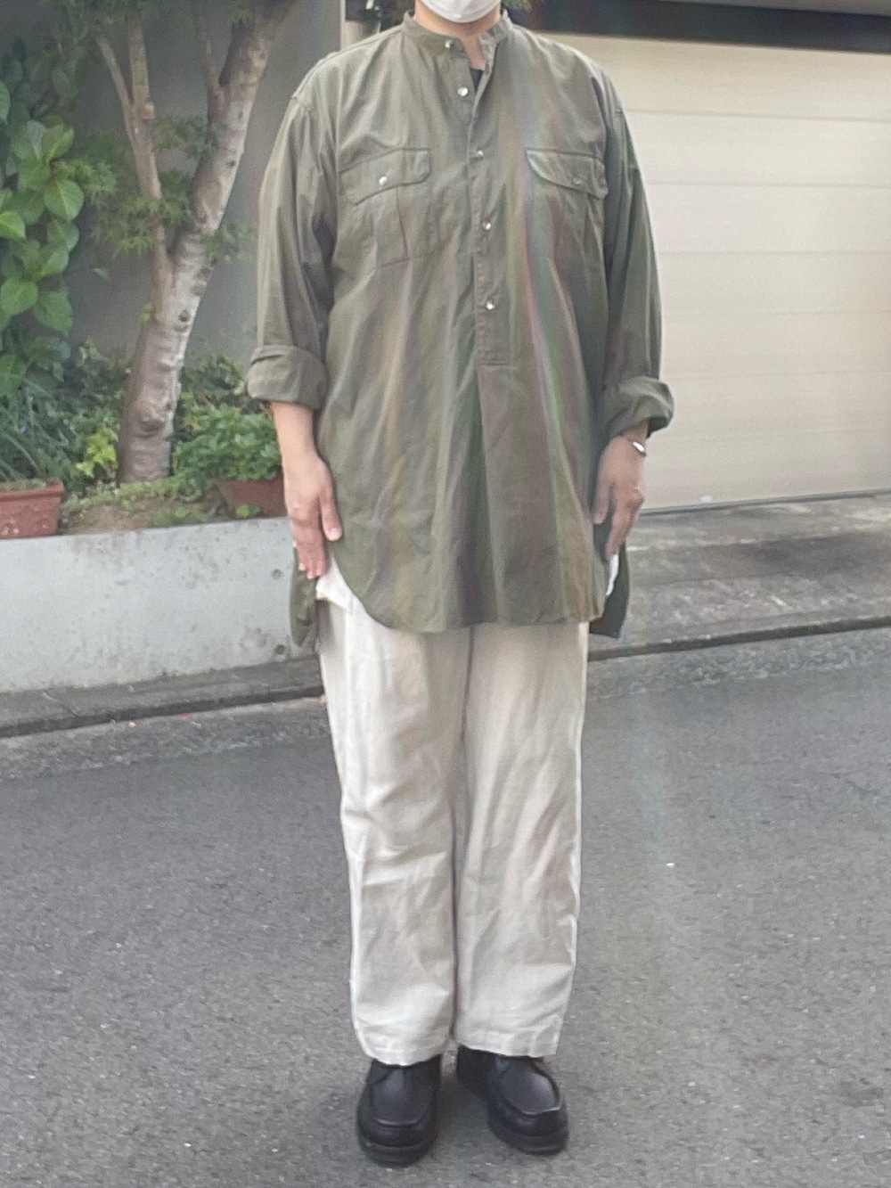 「初夏コーデ、COMOLI、バンドカラーシャツ、mittan、Tシャツ、HEUGN、カーゴパンツ、Adawat’n Tuareg、バングル、Paraboot、チロリアンシューズ」｜「HEUGNのアイテム（カーゴパンツ、ホワイト系）」を使った、SPADE25さん（レディース・167cm）の春コーディネートの2枚目の写真