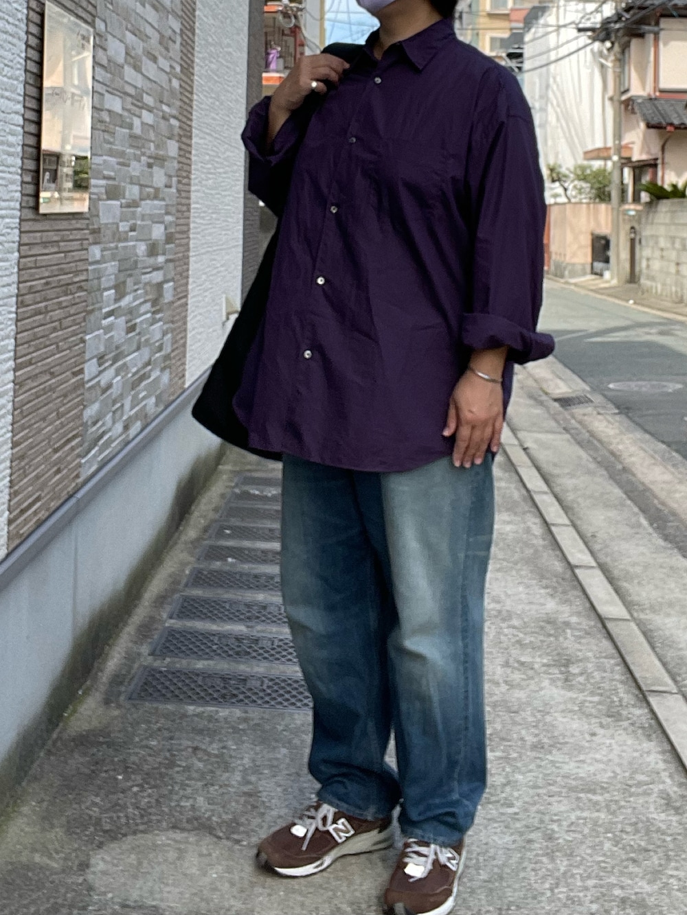 「秋服まるっと大公開、graphpaper、オーバーサイズシャツ、パープル、デニムパンツ、New Balance、991、Porter Classic、2WAYﾊﾞｯｸﾞ、Adawat’n Tuareg、mayumimurasawa、リング」｜「Graphpaperのアイテム（デニムパンツ、ブルー系）」を使った、SPADE25さん（レディース・167cm）の秋コーディネートの2枚目の写真