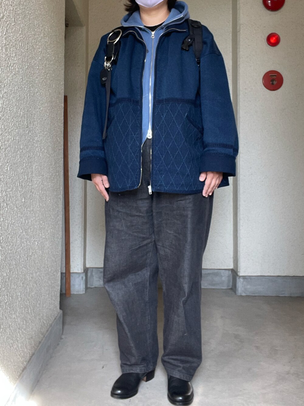 「秋冬コーデ、ブルーコーデ、Porter Classic、ジップジャケット、loopwheeler、ジップパーカ、blurhms、ブラックデニム、post production、レザーシューズ、Hender Scheme、キーリング、mayumimurasawa、リング」｜「blurhmsのアイテム（デニムパンツ、ブラック系）」を使った、SPADE25さん（レディース・167cm）の冬コーディネートの2枚目の写真