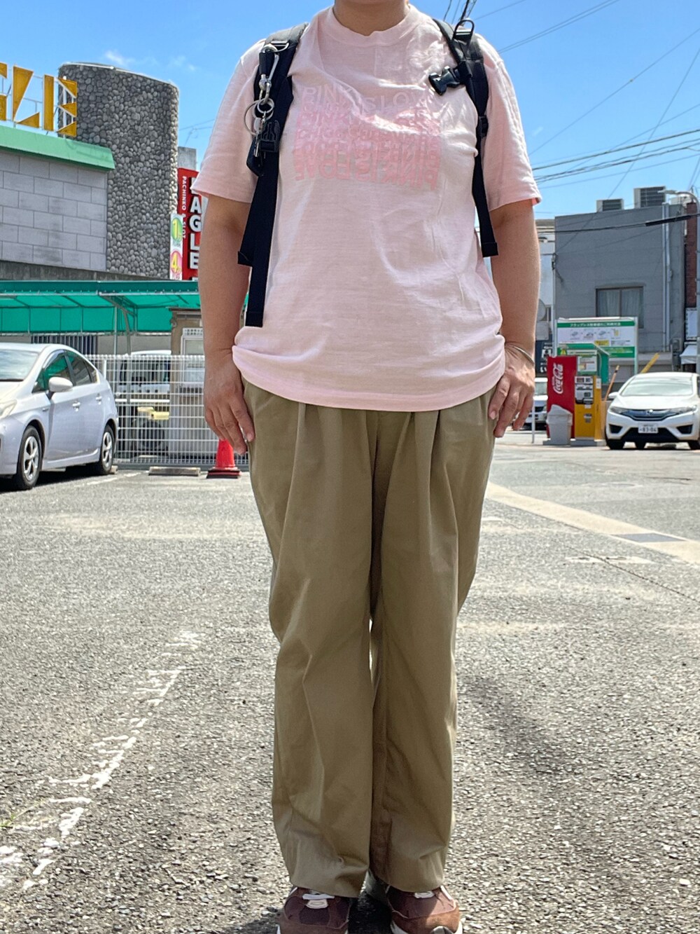 「夏コーデ、loopwheeler、桜色、Tシャツ、neat、チノパン、Hender Scheme、カラビナ、New Balance、991、Gregory、バックパック」｜「NEATのアイテム（チノパンツ、ベージュ系）」を使った、SPADE25さん（レディース・167cm）の夏コーディネートの3枚目の写真