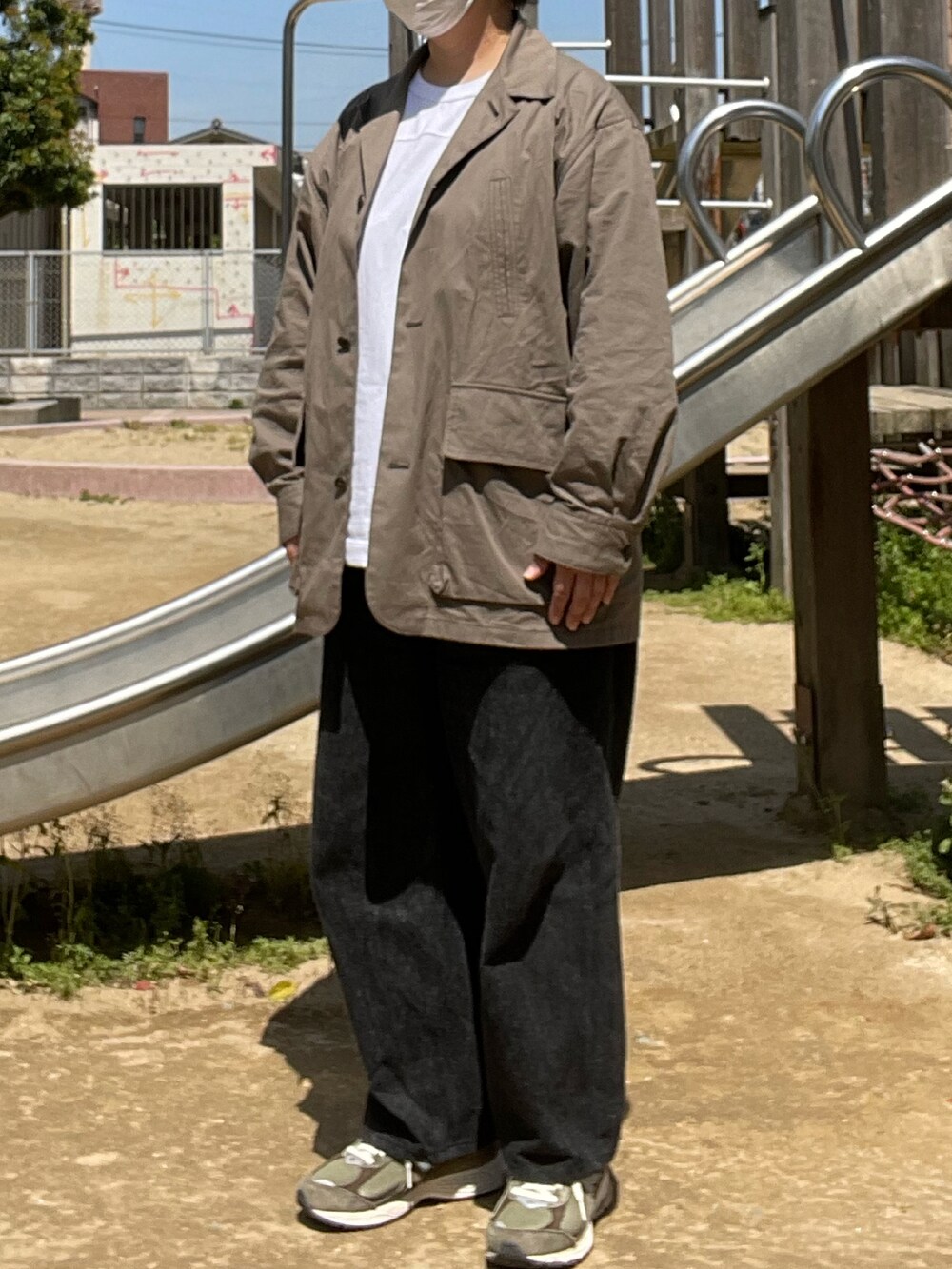 「春コーデ、blurhms、ワークジャケット、alvana、フットボールTシャツ、COMOLI、ベルテッドパンツ、New Balance、2002R」｜「blurhmsのアイテム（カバーオール、ベージュ系）」を使った、SPADE25さん（レディース・167cm）の春コーディネートの2枚目の写真
