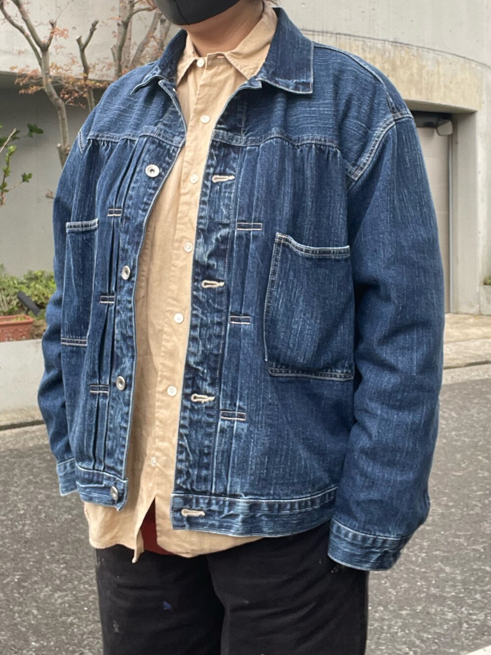 「春コーデ、Porter Classic、デニムジャケット、ロールアップシャツ、リネンシャツ、ancellm、チノパン、Dr.Martens、3ホール」｜「ancellmのアイテム（チノパンツ、ブラック系）」を使った、SPADE25さん（レディース・167cm）の春コーディネートの2枚目の写真