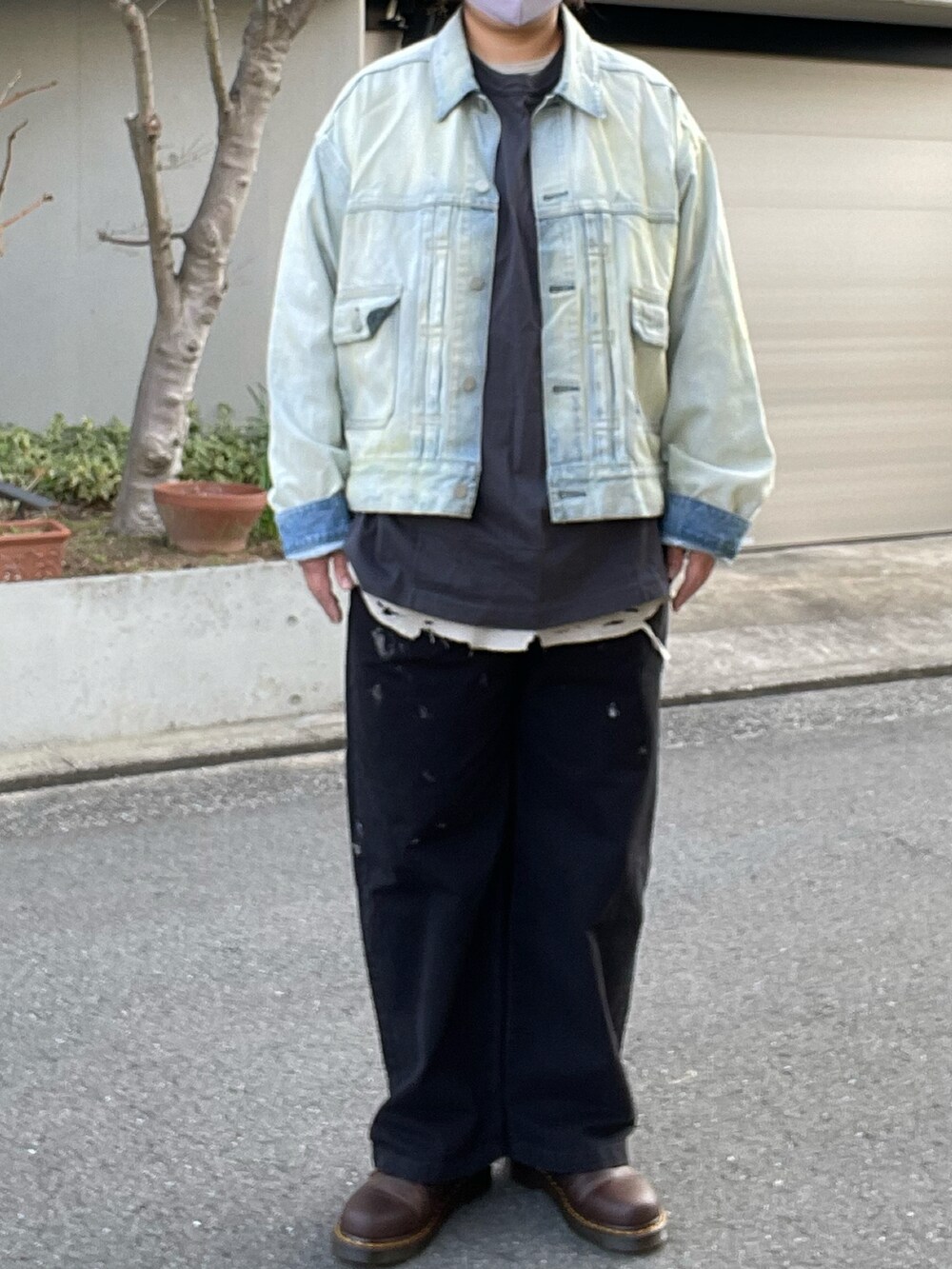 「春さきどり、ancellm、デニムジャケット、サーマルカットソー、チノパン、blurhms、ホッケーシャツ、Dr.Martens、3ホール」｜「ancellmのアイテム（チノパンツ、ブラック系）」を使った、SPADE25さん（レディース・167cm）の冬コーディネートの3枚目の写真