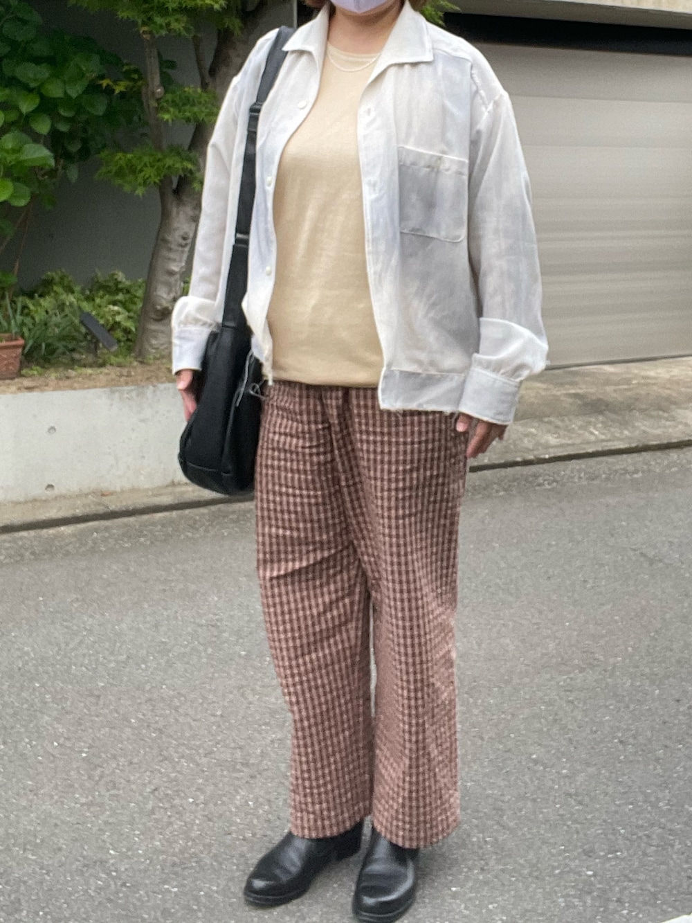 「春コーデ、ancellm、ジャケット、Olde Homesteader、Tシャツ、アンダーシャツ、rakines、チェックパンツ、post production、レザーシューズ、CAMPER、バッグ、LAVER、ネックレス」｜「rakinesのアイテム（パンツ、ブラウン系）」を使った、SPADE25さん（レディース・167cm）の春コーディネートの2枚目の写真