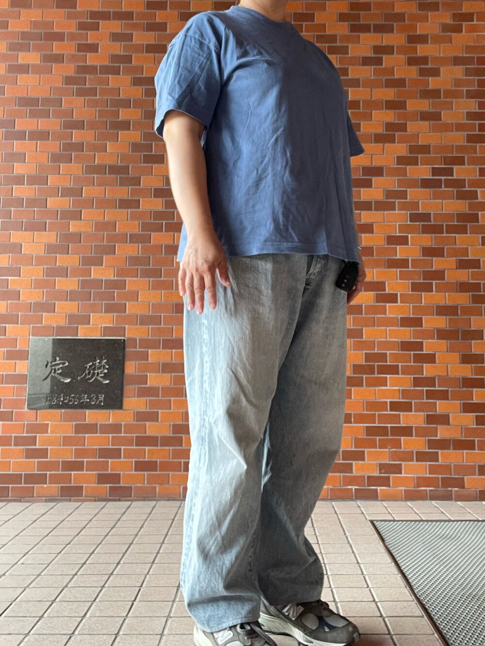 「夏コーデ、シンプルコーデ、カジュアルコーデ、loopwheeler、ブルーTシャツ、COMOLI、ブリーチデニム、New Balance、991、Adawat’n Tuareg、バングル」｜「COMOLIのアイテム（デニムパンツ、ブルー系）」を使った、SPADE25さん（レディース・167cm）の夏コーディネートの2枚目の写真