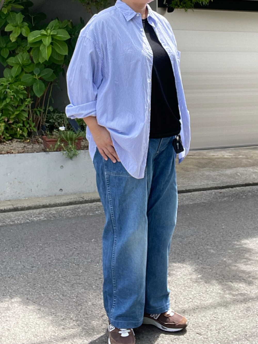 「夏コーデ、graphpaper、オーバーサイズシャツ、ストライプシャツ、colina、ウールTシャツ、CIOTA、ベイカーデニム、ベイカーパンツ、デニムパンツ、New Balance、991、Adawat’n Tuareg、バングル」｜「Graphpaperのアイテム（シャツ/ブラウス、パープル系）」を使った、SPADE25さん（レディース・167cm）の夏コーディネートの4枚目の写真