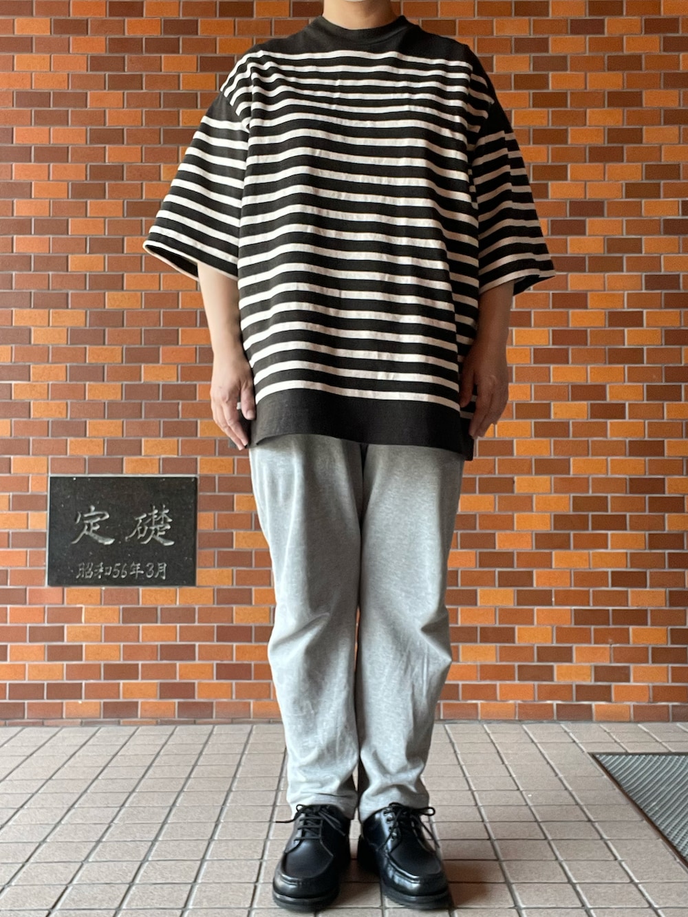 「お出かけコーデ日記、初夏コーデ、blurhms、カーディガンジャケット、blurhmsROOTSTOCK、バスクシャツ、loopwheeler、スウェットパンツ、YAECA、メッセンジャーバッグ、Paraboot、チロリアンシューズ」｜「LOOPWHEELERのSuper Light Evo パンツ（スウェットパンツ、グレー系）」を使った、SPADE25さん（レディース・167cm）の春コーディネートの5枚目の写真