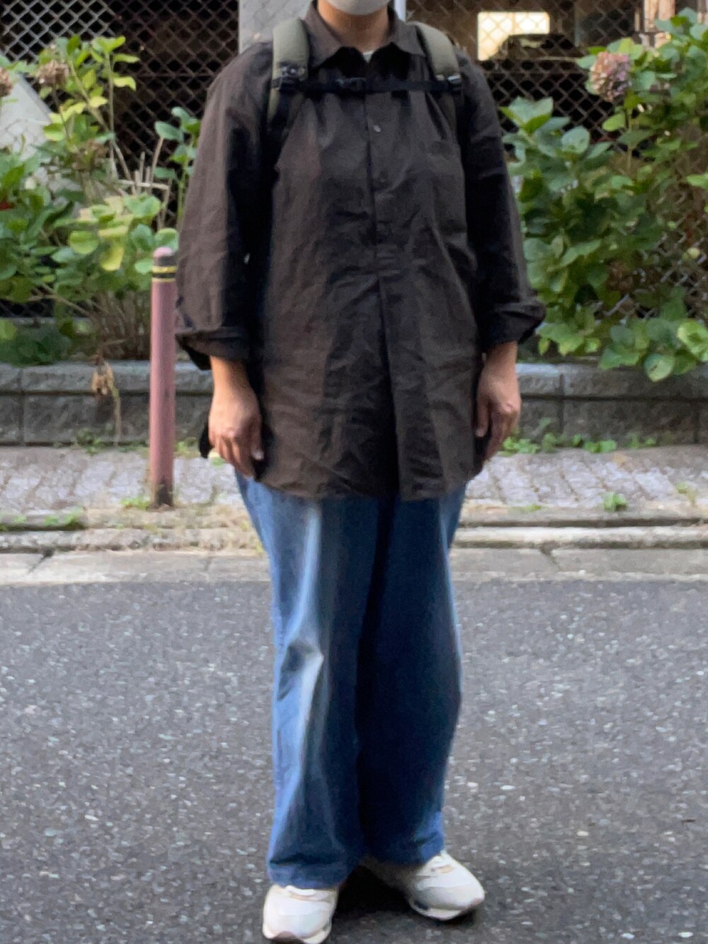 「COMOLI、デニムジャケット、CIOTA、ベイカーパンツ、デニムパンツ、YAECA、リネンシャツ、New Balance、デニムオンデニム」｜「CIOTAのアイテム（デニムパンツ、ブルー系）」を使った、SPADE25さん（レディース・167cm）の秋コーディネートの2枚目の写真