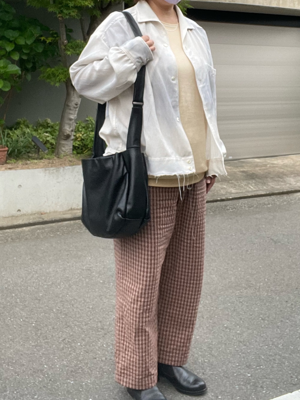 「春コーデ、ancellm、ジャケット、Olde Homesteader、Tシャツ、アンダーシャツ、rakines、チェックパンツ、post production、レザーシューズ、CAMPER、バッグ、LAVER、ネックレス」｜「rakinesのアイテム（パンツ、ブラウン系）」を使った、SPADE25さん（レディース・167cm）の春コーディネートの3枚目の写真