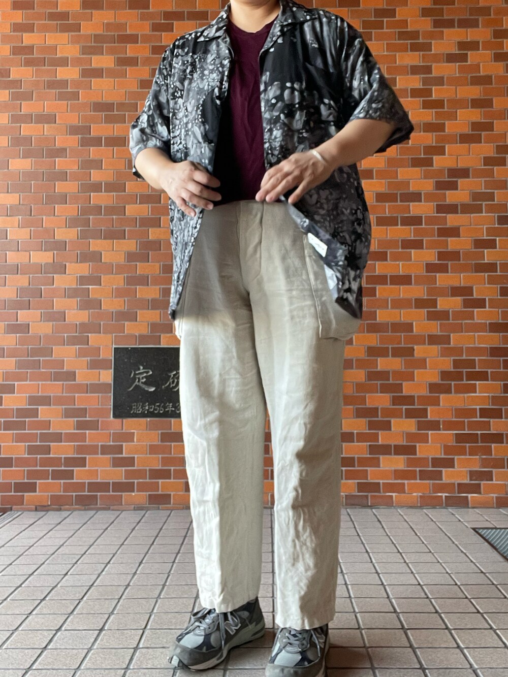 「夏コーデ、Porter Classic、アロハシャツ、colina、ウールTシャツ、HEUGN、リネンパンツ、Adawat’n Tuareg、バングル、New Balance、991」｜「HEUGNのアイテム（カーゴパンツ、ホワイト系）」を使った、SPADE25さん（レディース・167cm）の夏コーディネートの3枚目の写真