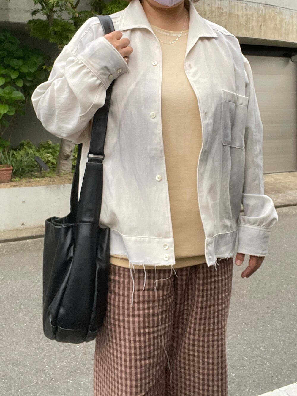 「春コーデ、ancellm、ジャケット、Olde Homesteader、Tシャツ、アンダーシャツ、rakines、チェックパンツ、post production、レザーシューズ、CAMPER、バッグ、LAVER、ネックレス」｜「rakinesのアイテム（パンツ、ブラウン系）」を使った、SPADE25さん（レディース・167cm）の春コーディネートの4枚目の写真