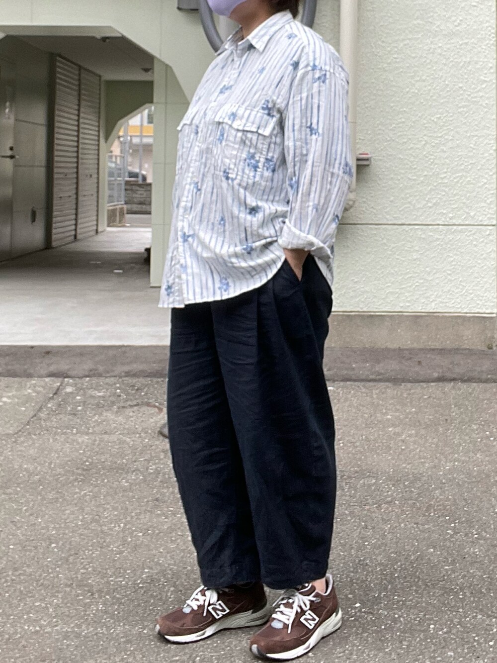 ブルー系のパンツ、ブラウン系のスニーカー、ホワイト系のシャツ/ブラウスを着用したレディースの夏コーディネートの2枚目の写真