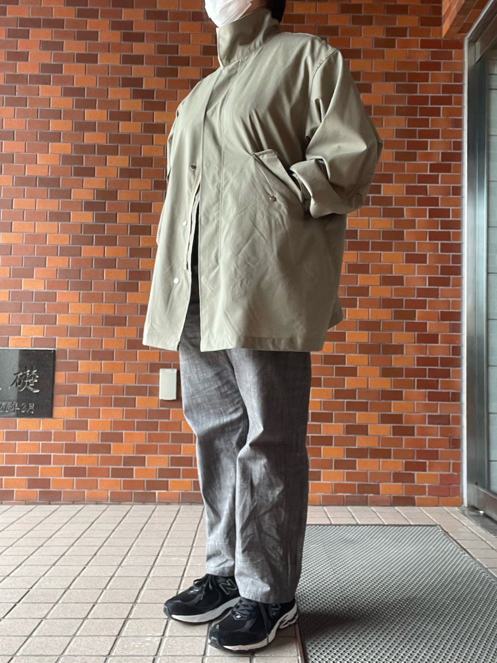 「春アウター、MARKAWARE、ショートモッズ、mittan、シルクT、POST O’ALLS、ペインターパンツ、New Balance、2002R」｜「POST O'ALLSのアイテム（カーゴパンツ、グレー系）」を使った、SPADE25さん（レディース・167cm）の春コーディネートの2枚目の写真