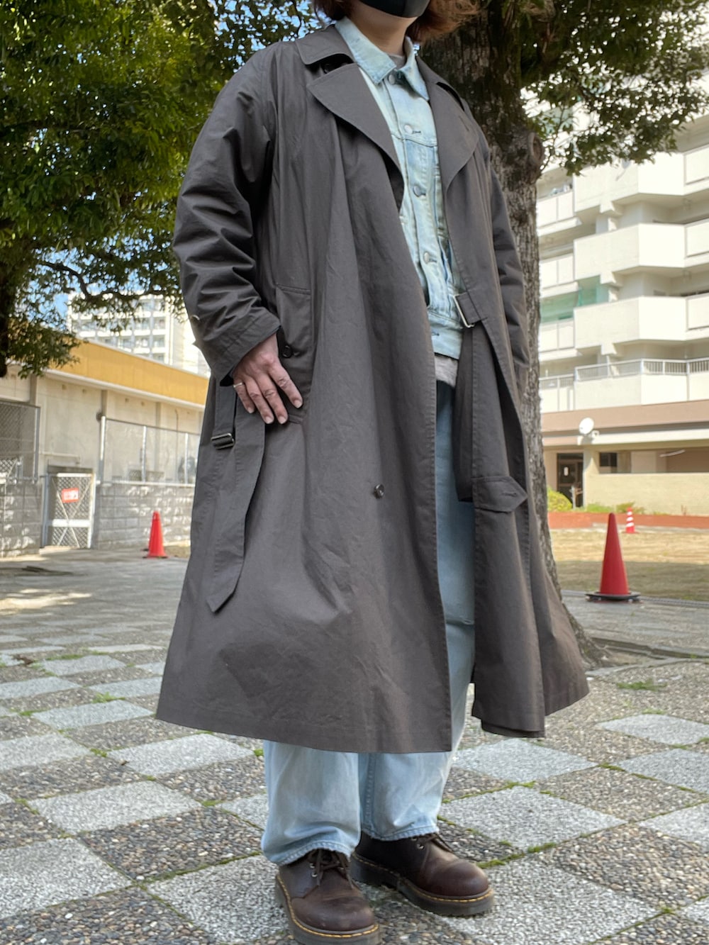 「春コーデ、CIOTA、タイロッケンコート、ancellm、デニムジャケット、デニムパンツ、THE RERACS、ウールスウェット、Dr.Martens、3ホール、デニムセットアップ」｜「CIOTAのタイロッケンコート　タイプライター（トレンチコート、ブラウン系）」を使った、SPADE25さん（レディース・167cm）の春コーディネートの2枚目の写真