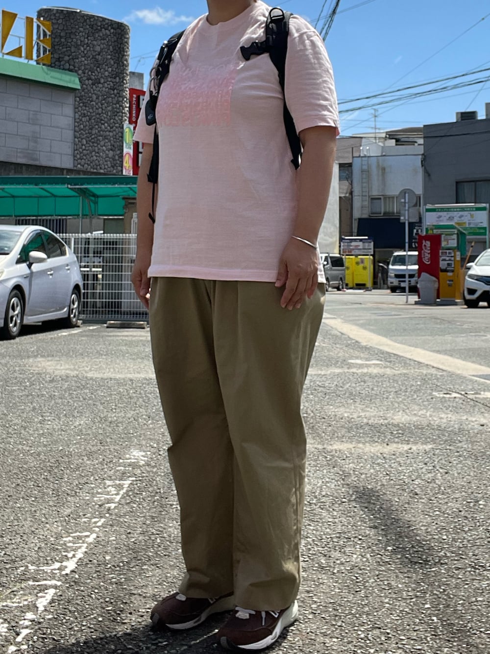 「夏コーデ、loopwheeler、桜色、Tシャツ、neat、チノパン、Hender Scheme、カラビナ、New Balance、991、Gregory、バックパック」｜「NEATのアイテム（チノパンツ、ベージュ系）」を使った、SPADE25さん（レディース・167cm）の夏コーディネートの2枚目の写真