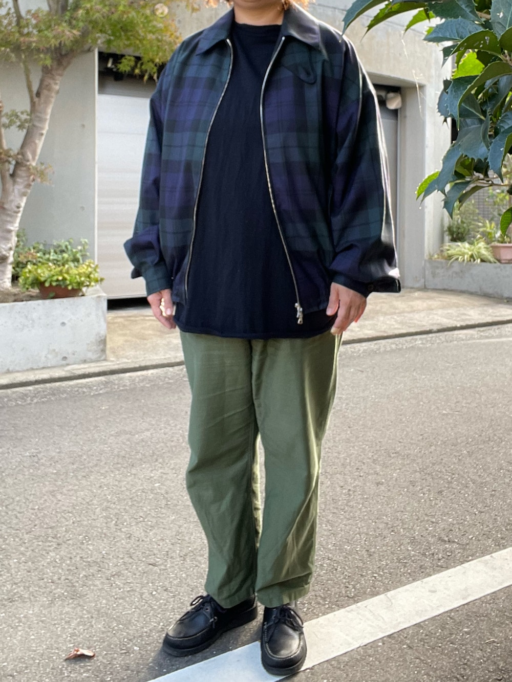 「ファッションを楽しもう、秋冬コーデ、MARKAWARE、スポーツジャケット、blurhms、ベースボールT、CIOTA、ベイカーパンツ、Paraboot、KAPTAIN SUNSHINE、デッキシューズ、mayumimurasawa、リング」｜「Kaptain Sunshineのアイテム（モカシン/デッキシューズ、ブラック系）」を使った、SPADE25さん（レディース・167cm）の秋コーディネートの2枚目の写真