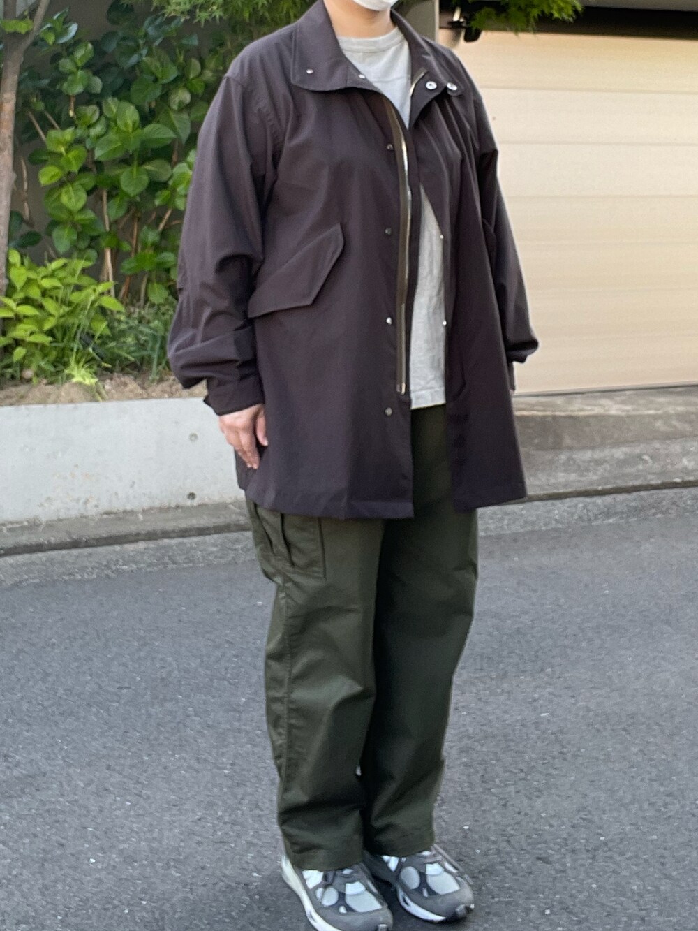 「MARKAWARE、ショートモッズ、COMOLI、フットボールTシャツ、THE NORTH FACE PURPLE LABEL、カーゴパンツ、New Balance、991」｜「markawareのアイテム（モッズコート、ブラウン系）」を使った、SPADE25さん（レディース・167cm）の春コーディネートの2枚目の写真