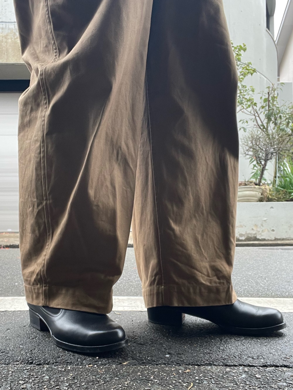 「あけましておめでとうございます！、冬コーデ、ネイビー×キャメル、TEATORA、スーベニアジャケット、walenode、ジップニット、blurhms、ベルテッドパンツ、post production、レザーシューズ」｜「POST PRODUCTIONのアイテム（ローファー、ブラック系）」を使った、SPADE25さん（レディース・167cm）の冬コーディネートの5枚目の写真