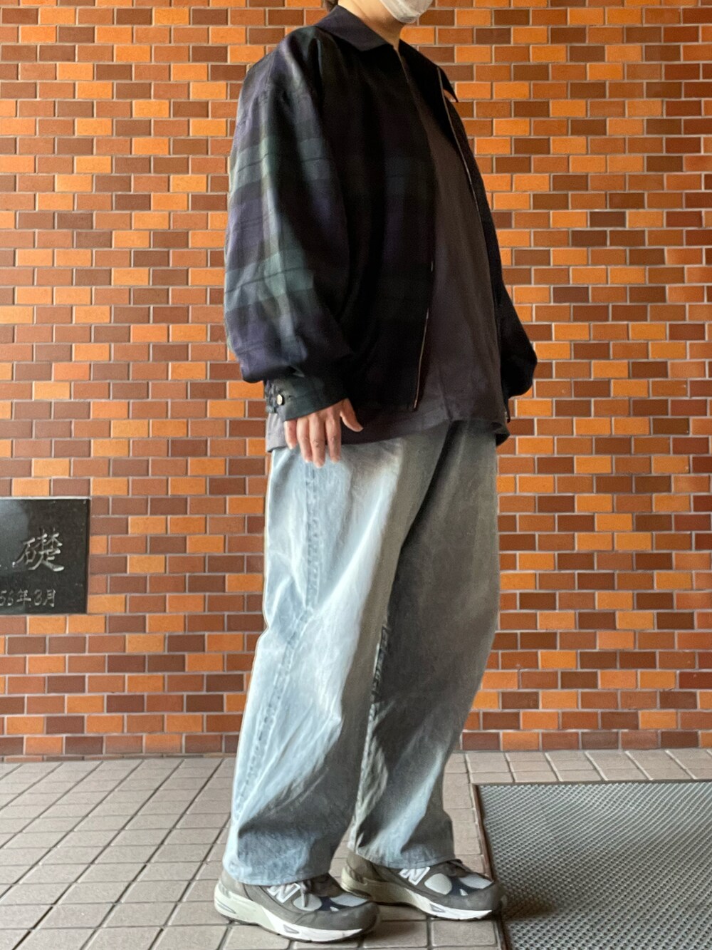 「MARKAWARE、スポーツジャケット、blurhms、ホッケーシャツ、COMOLI、ブリーチデニム、New Balance、991」｜「markawareのWIDE SPORTS JACKET（ブルゾン、ブラック系）」を使った、SPADE25さん（レディース・167cm）の春コーディネートの2枚目の写真