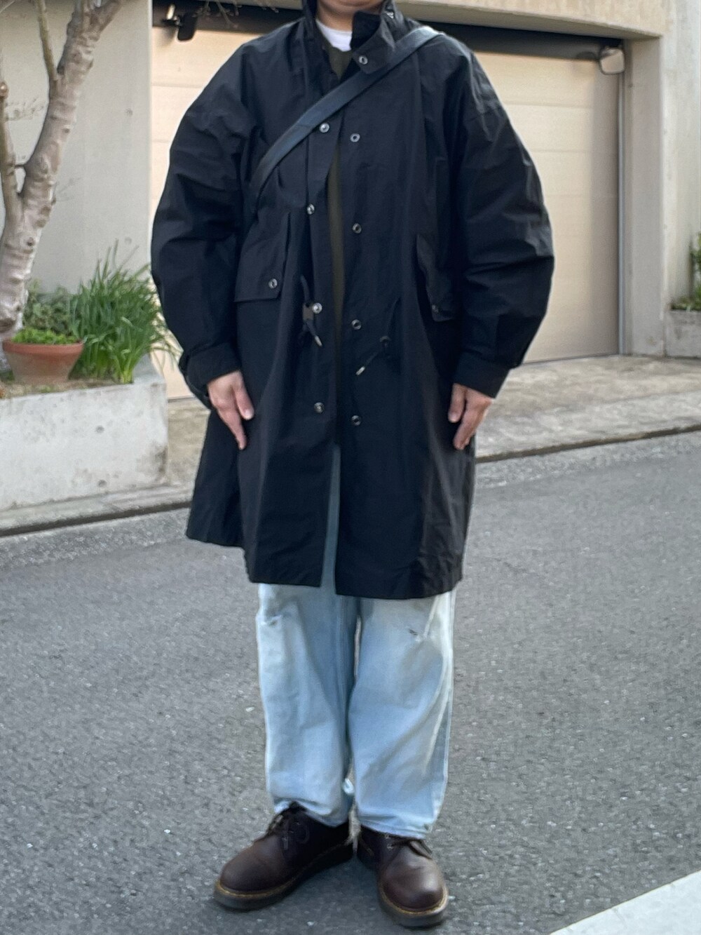 「春コーデ、marka、モッズコート、loopwheeler、スウェット、ancellm、ダメージデニムパンツ、Dr.Martens、3ホール、CAMPER、レザーバッグ、mayumimurasawa、リング」｜「ancellmのアイテム（デニムパンツ、ブルー系）」を使った、SPADE25さん（レディース・167cm）の春コーディネートの2枚目の写真