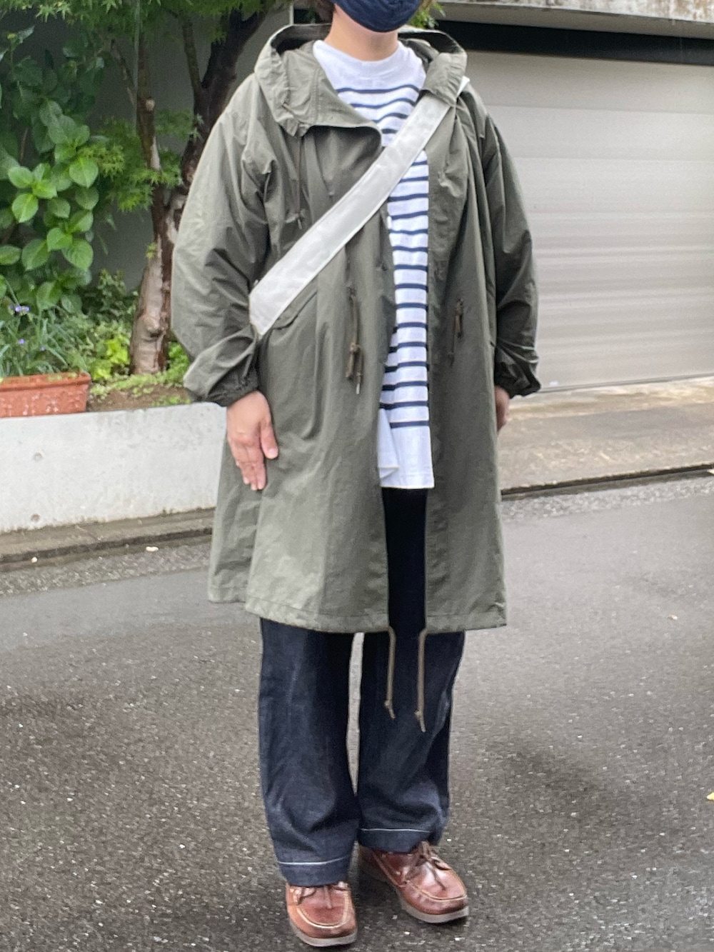 「雨の日コーデ、Porter Classic、モッズコート、blurhmsROOTSTOCK、バスクシャツ、ベルテッドデニム、YAECA、メッセンジャーバッグ、Paraboot、デッキシューズ」｜「PORTER CLASSICのアイテム（モッズコート、グリーン系）」を使った、SPADE25さん（レディース・167cm）の春コーディネートの2枚目の写真