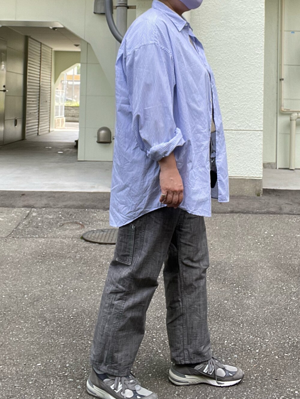 「オトナカジュアル、graphpaper、オーバーサイズシャツ、ストライプシャツ、colina、ウールTシャツ、POST O’ALLS、ペインターパンツ、New Balance、991、mayumimurasawa、リング、Adawat’n Tuareg、バングル」｜「POST O'ALLSのアイテム（カーゴパンツ、グレー系）」を使った、SPADE25さん（レディース・167cm）の秋コーディネートの3枚目の写真
