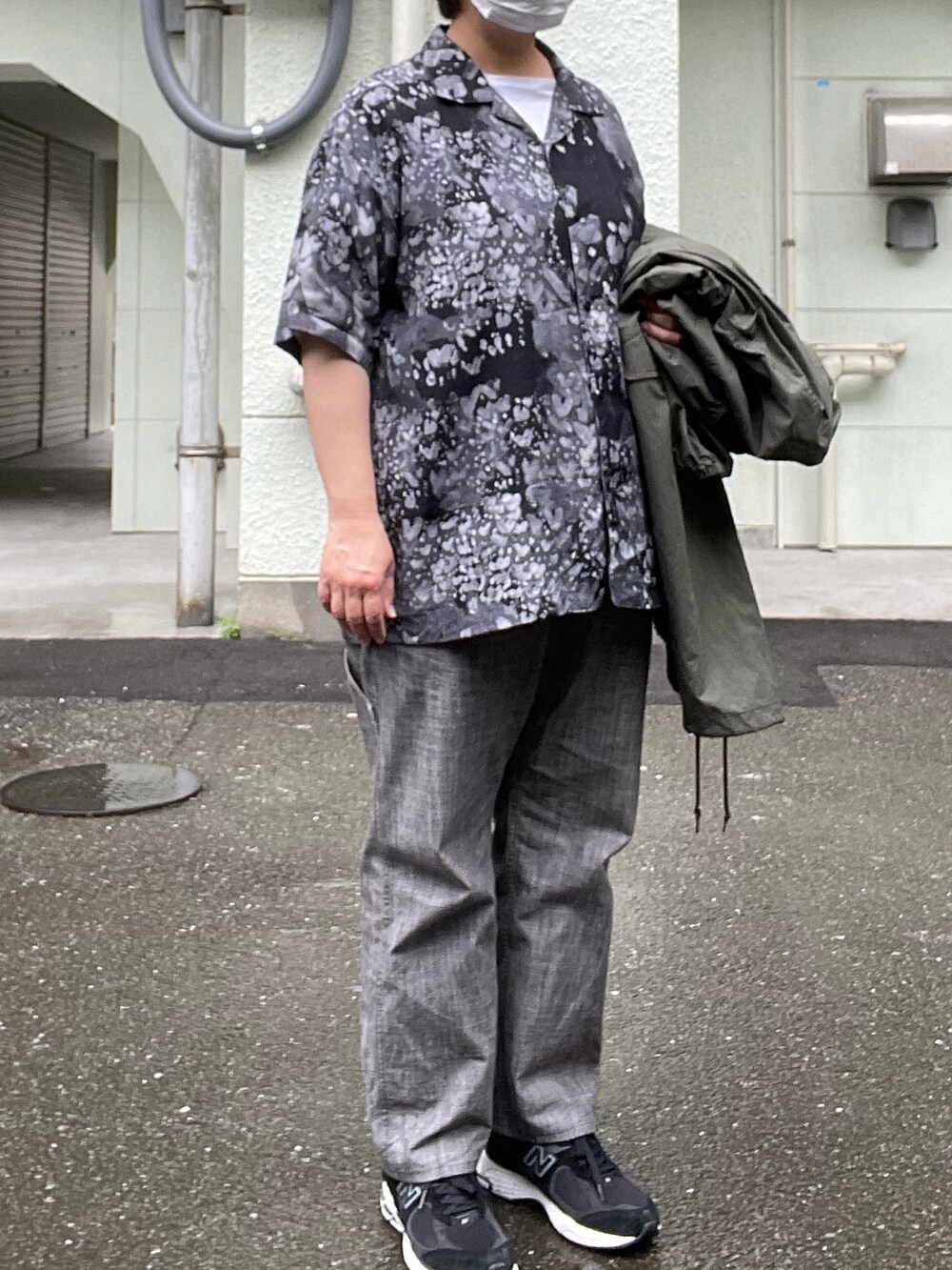 「雨の日コーデ、Porter Classic、モッズコート、アロハシャツ、POST O’ALLS、ミリタリーパンツ、Gregory、バックパック、New Balance、2002R」｜「POST O'ALLSのアイテム（カーゴパンツ、グレー系）」を使った、SPADE25さん（レディース・167cm）の春コーディネートの3枚目の写真