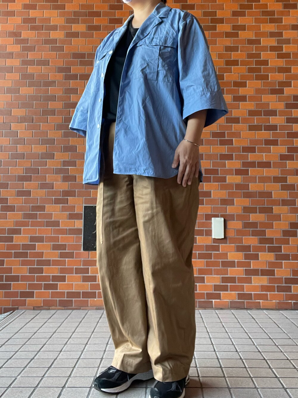 「初秋コーデ、rakines、colina、ウールTシャツ、blurhms、ベルテッドパンツ、チノパン、New Balance、2002R、mayumimurasawa、リング」｜「blurhmsのアイテム（チノパンツ、ブラウン系）」を使った、SPADE25さん（レディース・167cm）の秋コーディネートの2枚目の写真
