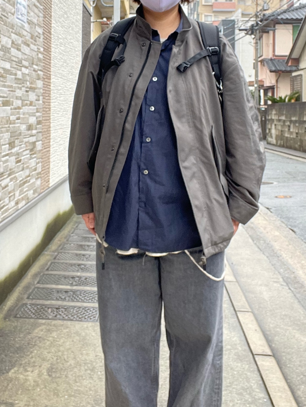 「春コーデ、THE RERACS、ショートモッズ、Porter Classic、ロールアップシャツ、ストライプシャツ、ancellm、サーマルカットソー、CIOTA、ワイドテーパードデニム、PETROSOLAUM、レザーシューズ、BAICYCLON、mayumimurasawa、リング」｜「CIOTAのCIOTA / シオタ：グレー スビンコットン 13,5oz ワイドテーパードデニム：NPTM-6RF-MGR[STD]（デニムパンツ、グレー系）」を使った、SPADE25さん（レディース・167cm）の春コーディネートの2枚目の写真