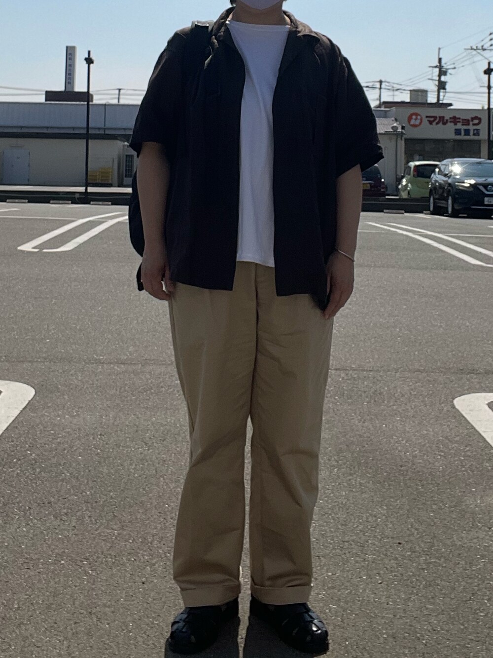 ブラウン系のシャツ/ブラウス、ベージュ系のチノパンツ、ホワイト系のTシャツ/カットソーを着用したレディースの夏コーディネートの2枚目の写真