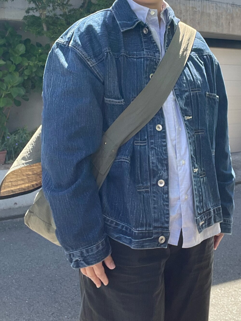 ブラック系のその他パンツ、ブラウン系のブーツ、ブルー系のデニムジャケットを着用したレディースの夏コーディネートの3枚目の写真