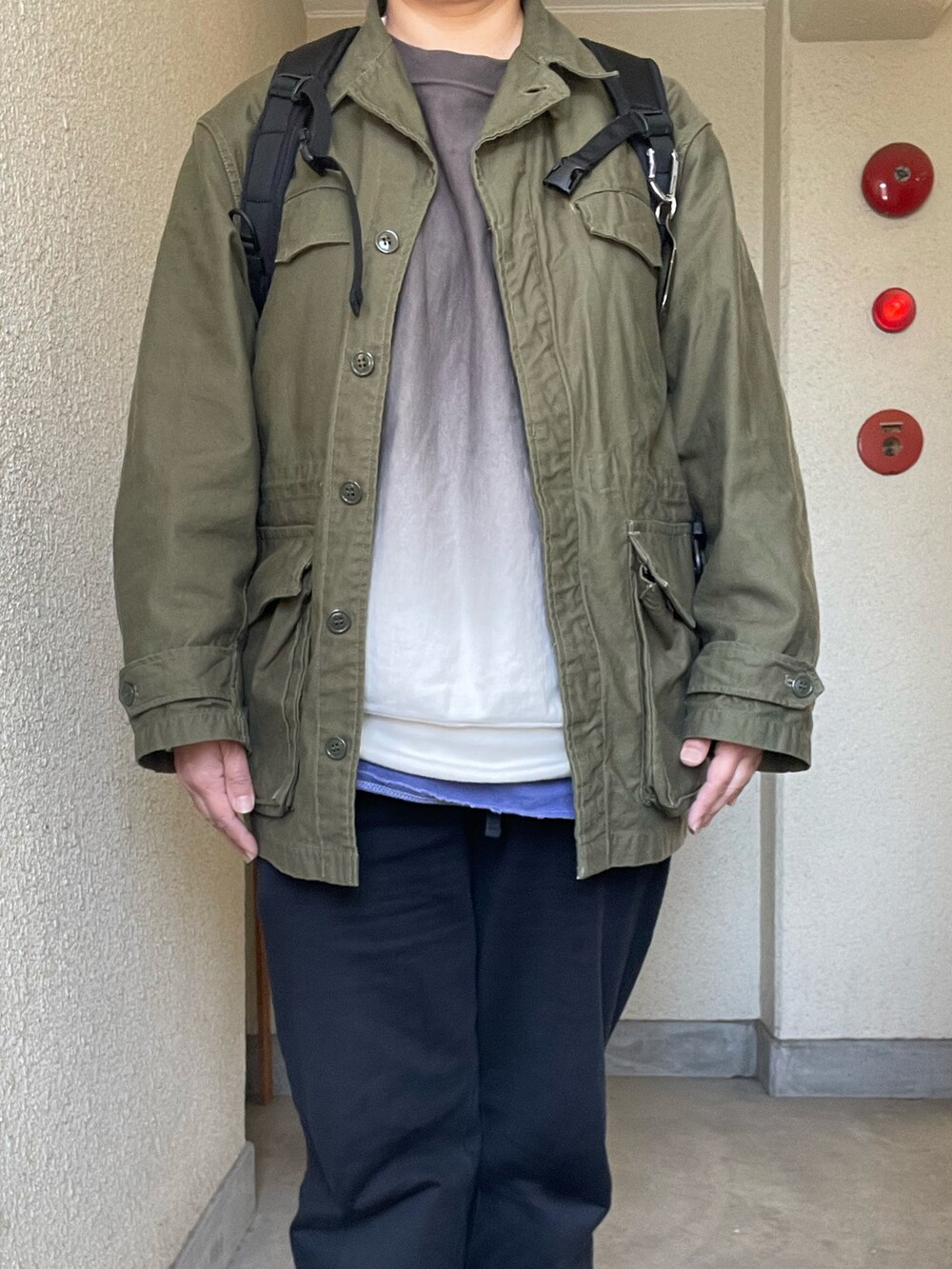 「春コーデ、marka、ミリタリージャケット、スウェットパンツ、blurhms、ライトスウェット、ancellm、ロンT、Dr.Martens、3ホール、mayumimurasawa、リング、BAICYCLON、バックパック」｜「markawareのGYM PANTS（スウェットパンツ、ブラック系）」を使った、SPADE25さん（レディース・167cm）の春コーディネートの3枚目の写真